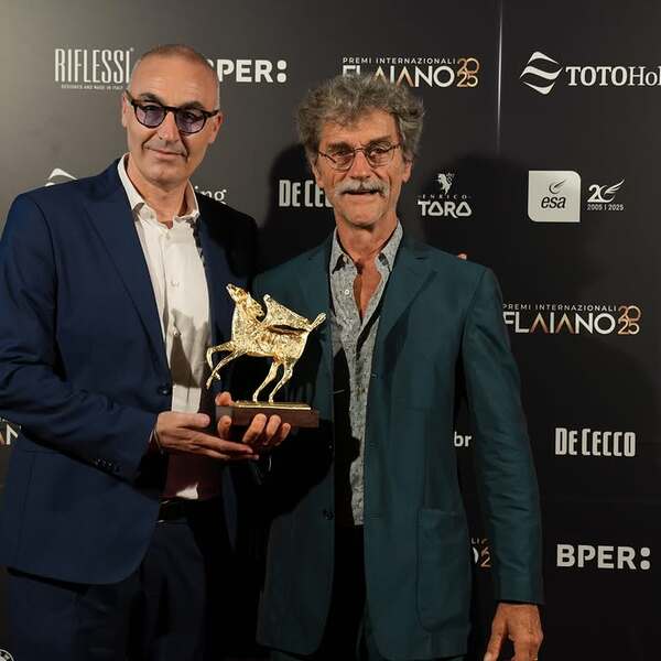 Silvio Soldini, Miglior Film Per Le Assaggiatrici, Riceve Il Pegaso D'oro Da Giuseppe D'Alessandro, Direttore Generale Gruppo ESA